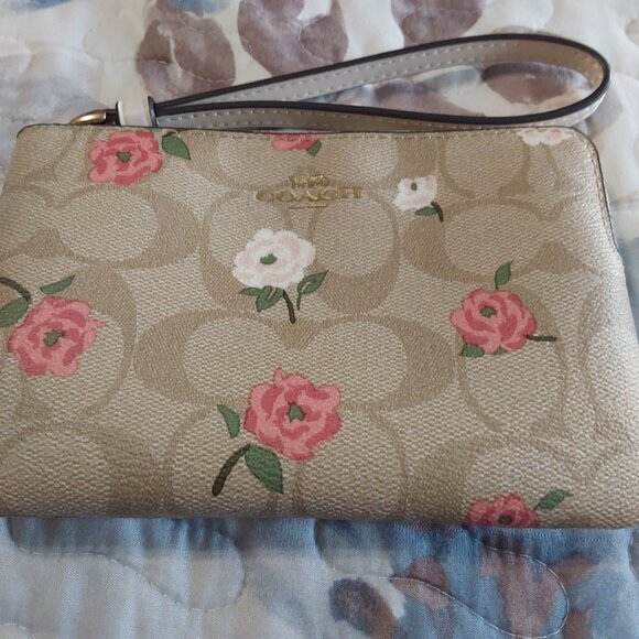 ***LOW START *** NWT Coach Corner Zip Wristlet - Picture 7 of 8